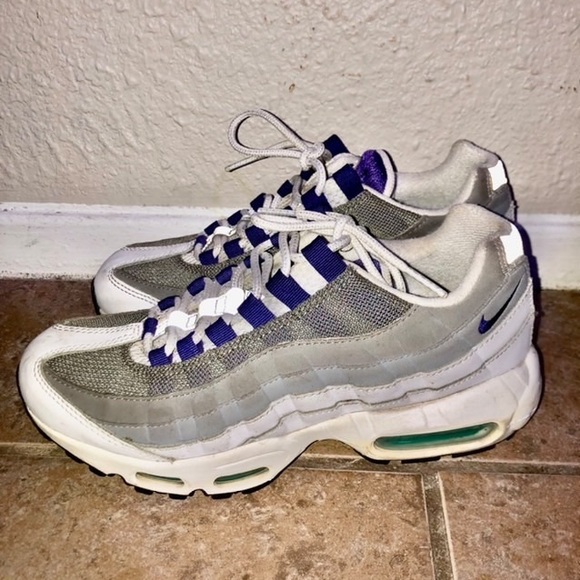 Nike air max- worn a lot but just need a little cleaning - Picture 2 of 2